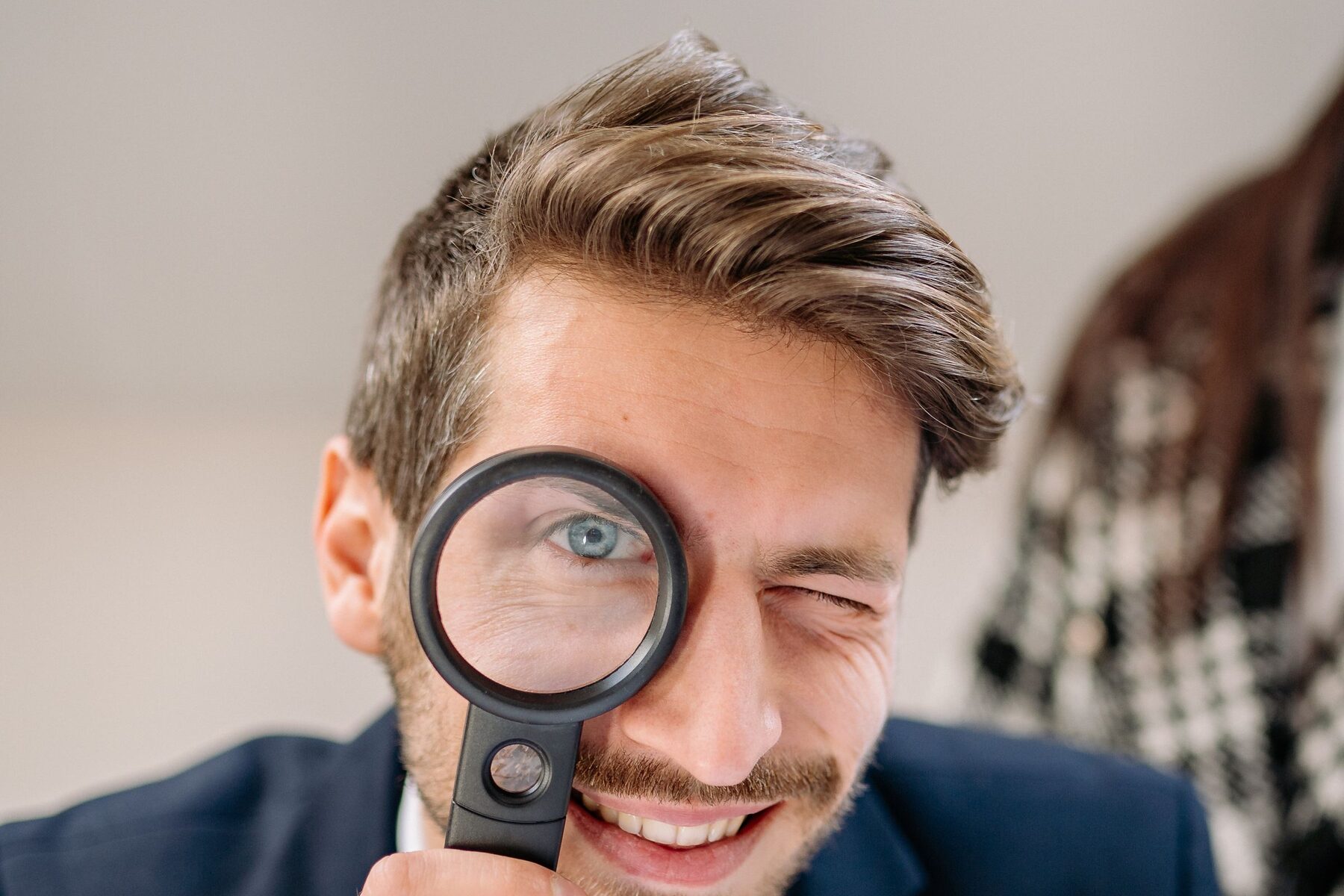 Consultor mirando a través de una lupa